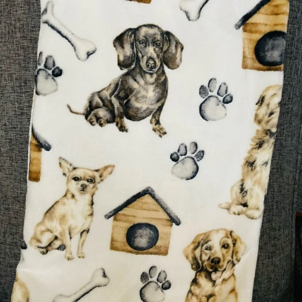 NWT Plush Lifelike Dogs Print Throw Blanket